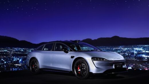 华为发布首款纯电轿车智界S7！余承东：空间遥遥领先 比大更大