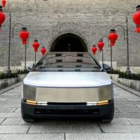 特斯拉Cybertruck现身西安：古城墙下拍照意外和谐