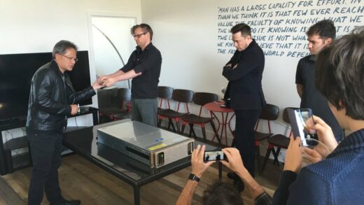 马斯克分享多张罕见照片：英伟达黄仁勋向 OpenAI 签名捐赠首台 DGX-1 AI 系统