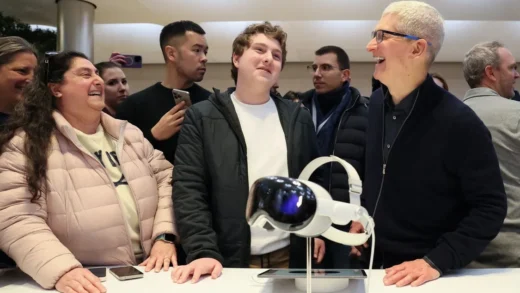 “我想见证历史”：记录苹果Vision Pro发售日“疯狂”的果粉们