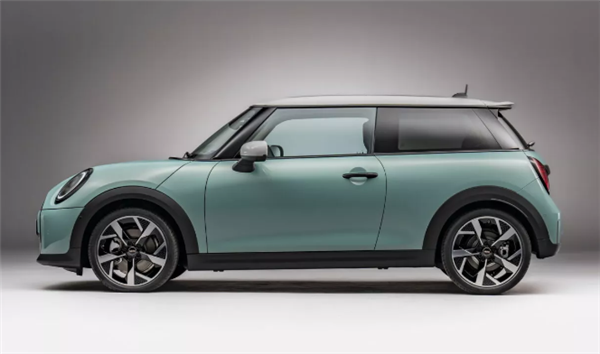 标配2.0T四缸发动机!2025款MINI Cooper发布:海外20.8万元起售