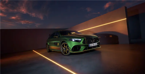 地表最强2.0T钢炮！奔驰AMG A45 S限量版曝光：3.9s破百