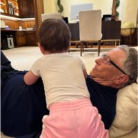 比尔盖茨晒外孙女温馨同框