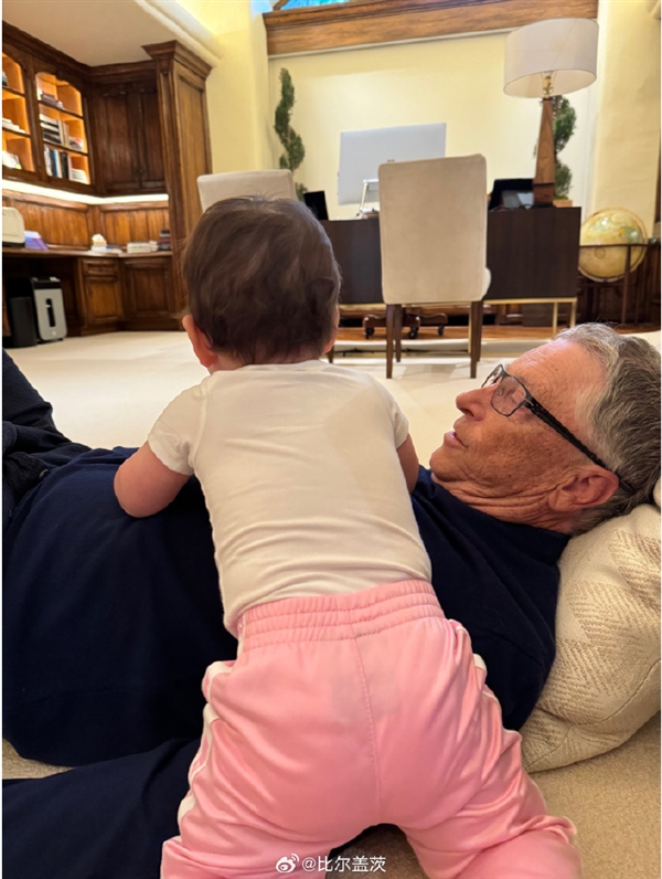 比尔盖茨晒外孙女温馨同框：房间硕大气派