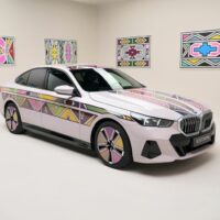 随时随地“换件衣服”，宝马展示可变色的概念 i5 电动汽车