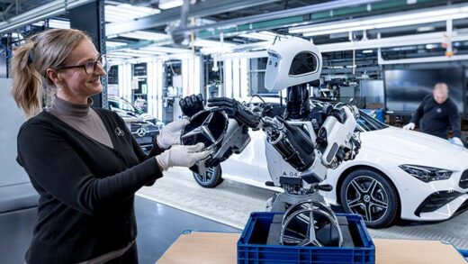奔驰汽车工厂试点 Apollo 机器人：从事搬运、装配等繁重体力活