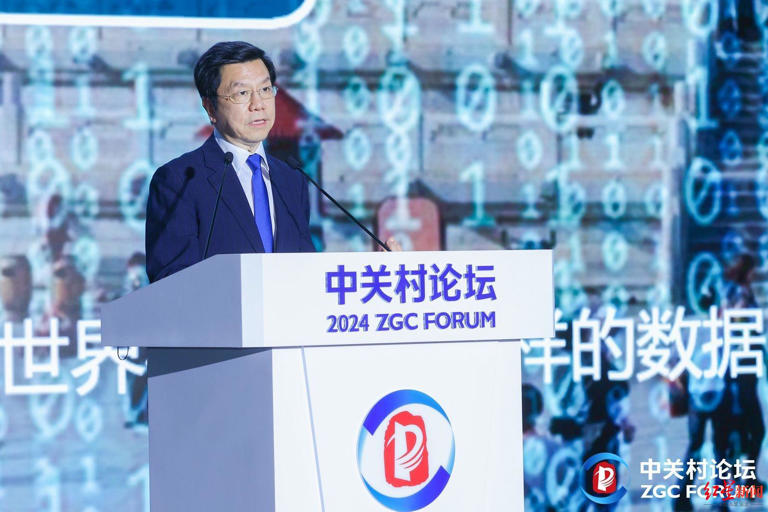 李开复：未来十年，AI将从聊天机器人变成全模态理解的超级智能助手