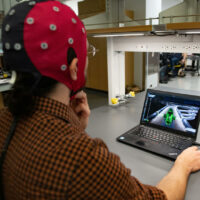 科学家开发出通用脑机接口 让人们只需思考就能玩游戏