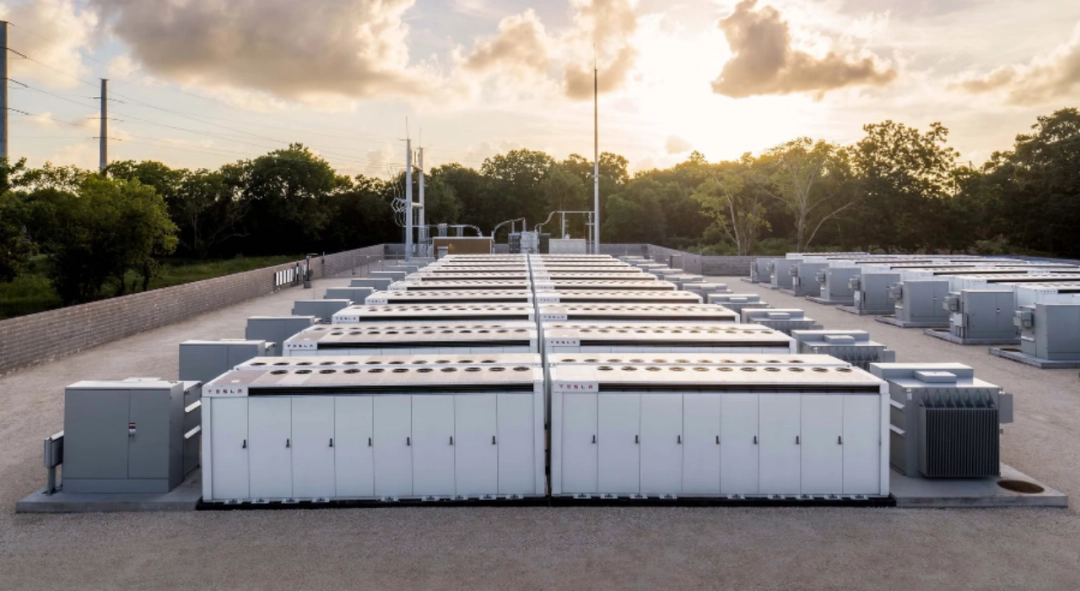 特斯拉“新鲶鱼”来了:巨型充电宝工厂开建,一台可充满 65 辆 Model 3