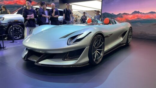 比亚迪方程豹展台上亮相了SUPER 9概念超跑