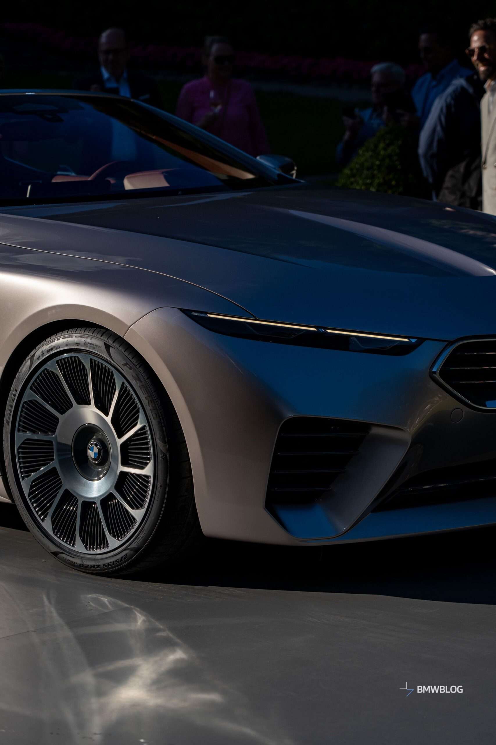 宝马 Skytop 概念车亮相,采用可手动拆卸硬顶设计