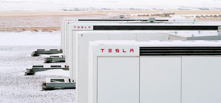 特斯拉“新鲶鱼”来了:巨型充电宝工厂开建,一台可充满 65 辆 Model 3