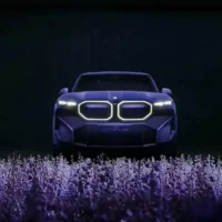 宝马携手超模打造 XM 特别版，车身覆盖紫色天鹅绒