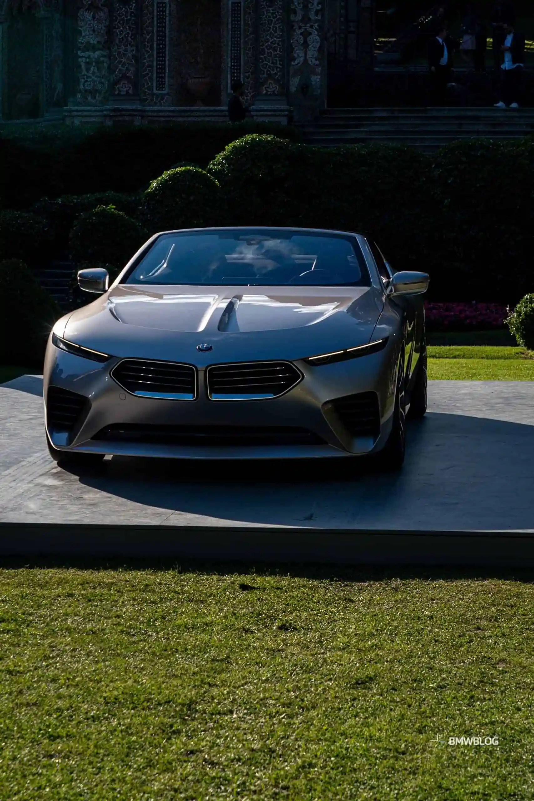 宝马 Skytop 概念车亮相,采用可手动拆卸硬顶设计