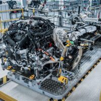 宾利推出V8插电混动系统：比W12发动机还强三分