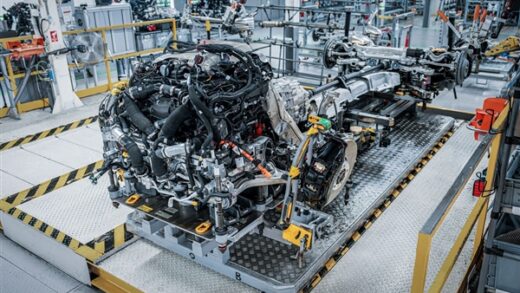 宾利推出V8插电混动系统：比W12发动机还强三分