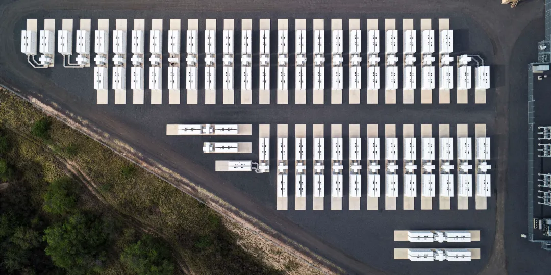 特斯拉“新鲶鱼”来了:巨型充电宝工厂开建,一台可充满 65 辆 Model 3