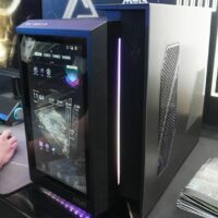 微星展示 MEG Vision X AI 电脑主机：正面大屏可 AI 聊天，有望配 RTX 5090 显卡