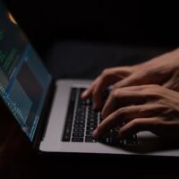 防不胜防：黑客可利用 AI 通过 HDMI 线远程窃取屏幕信息