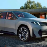 宝马 Neue Klasse 纯电跑车谍照曝光：侧面姿态上扬，双肾格栅变抽象