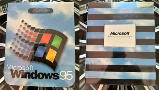 前微软公司高管展示其收藏的第一份Windows 95彩盒包装副本