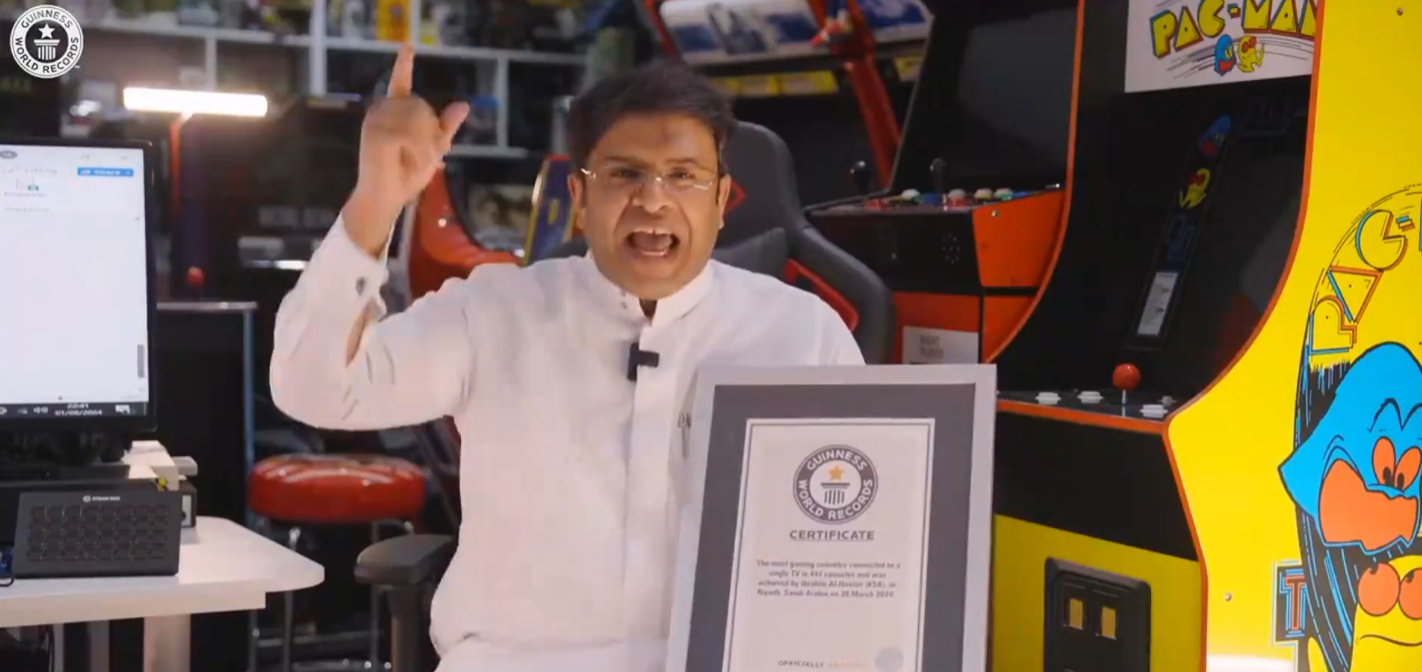 沙特男子将 444 台游戏机连接到一台电视,获得吉尼斯世界纪录