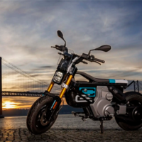 造型简约神似乐高玩具！宝马推出CE02联名版电动摩托