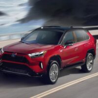 电动汽车需求放缓，丰田拟将多款燃油车改造成油电、插电混动车型