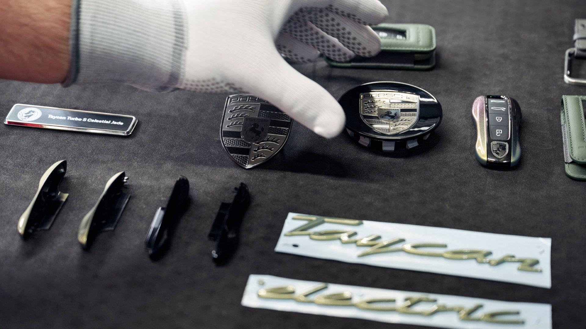 保时捷打造 Taycan Turbo S Celestial Jade 特别版车型,采用独特变色车漆