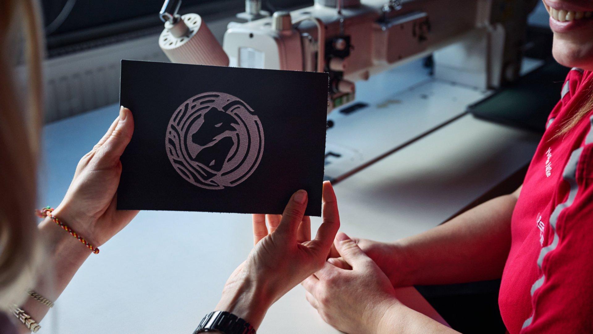 保时捷打造 Taycan Turbo S Celestial Jade 特别版车型,采用独特变色车漆