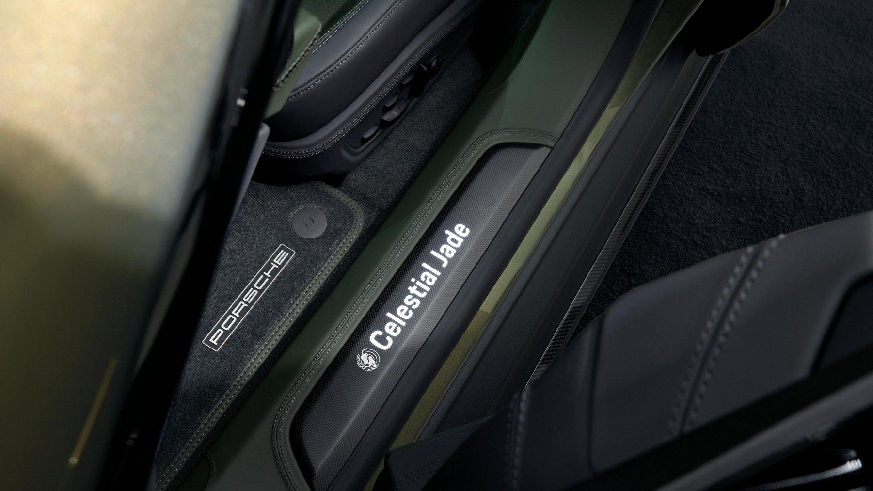 保时捷打造 Taycan Turbo S Celestial Jade 特别版车型,采用独特变色车漆