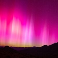 宇宙级顶流同框！今年最大超级月亮现身：我国多地还将出现极光活动