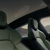 保时捷打造 Taycan Turbo S Celestial Jade 特别版车型，采用独特变色车漆