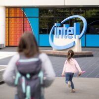 英特尔股价今年暴跌近 60%，或被道琼斯指数除名