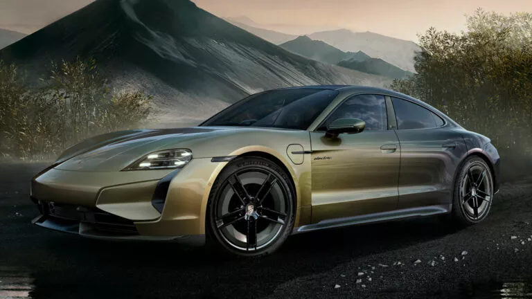 保时捷打造 Taycan Turbo S Celestial Jade 特别版车型,采用独特变色车漆