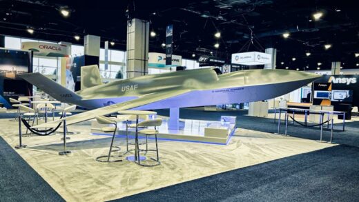 通用原子公司自主式消耗型协作战斗机全尺寸模型亮相