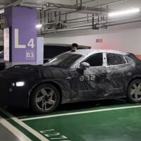 小米SUV最新谍照曝光：车头超长可放V12 能看到内饰了