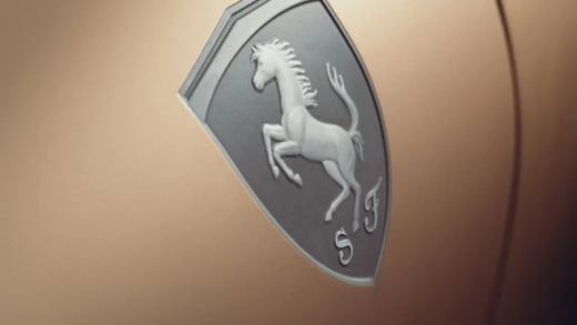 法拉利 Roma Spider 个性化定制版亮相：土豪金配色，古典实木内饰