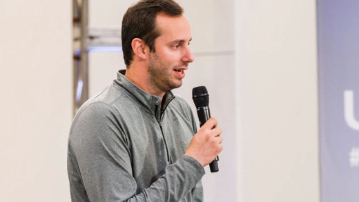 “无人驾驶教父”Anthony 称其相比 Waymo 更看好特斯拉，希望马斯克少一些炒作