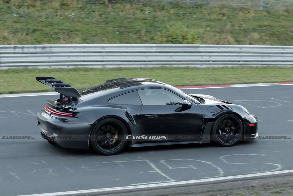 2025 款保时捷 911 GT3 RS 超跑路测图曝光，自然吸气的最后一舞