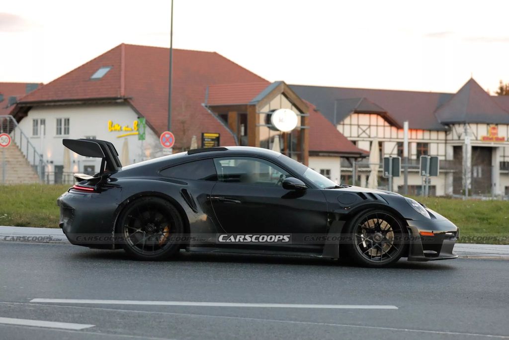 2025 款保时捷 911 GT3 RS 超跑路测图曝光，自然吸气的最后一舞