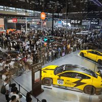 小米SU7 Ultra广州车展首次亮相：现场观众人山人海