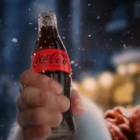 可口可乐发布首个完全由 AI 生成的广告：致敬 1995 年经典，但反响不如预期