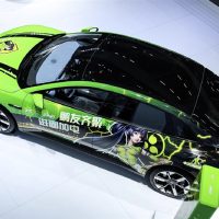 小鹏MONA M03惊艳亮相广州车展：变身《王者荣耀》大小姐痛车