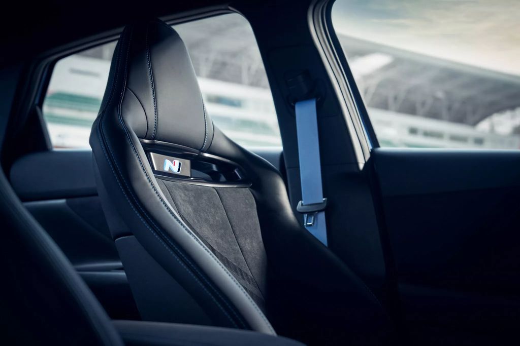 现代推出伊兰特 N TCR 版：碳纤维可调大尾翼、19 英寸锻造轮毂