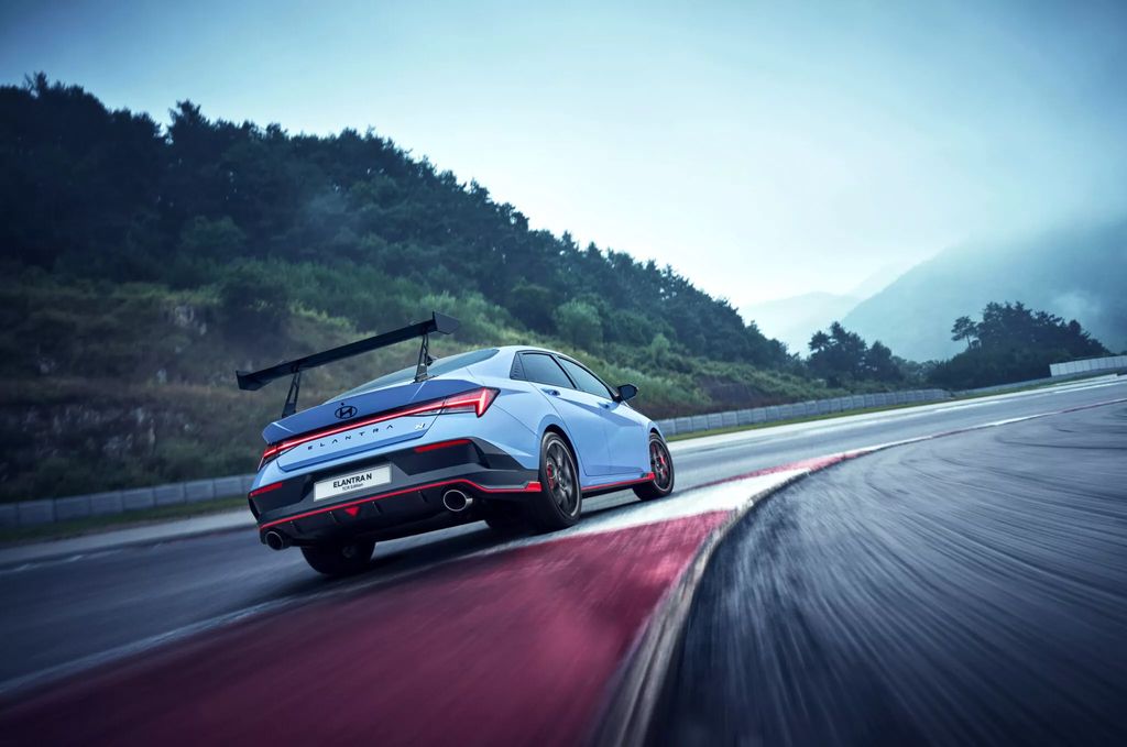 现代推出伊兰特 N TCR 版：碳纤维可调大尾翼、19 英寸锻造轮毂