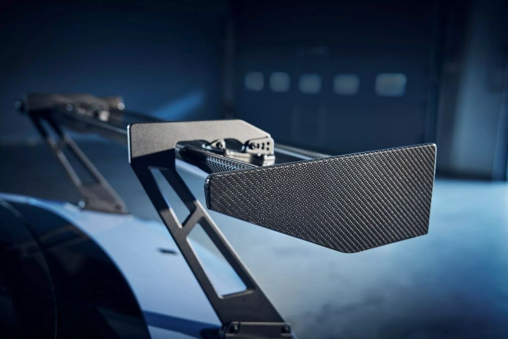 现代推出伊兰特 N TCR 版：碳纤维可调大尾翼、19 英寸锻造轮毂