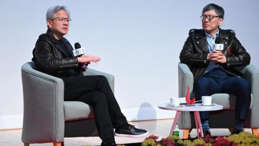 英伟达黄仁勋：未来汽车、无人机和人形机器人有望大规模生产