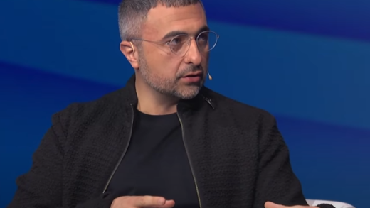 微软AI主管谈AI趋势：大小模型将“齐头并进” “规模法则”远没有到极限