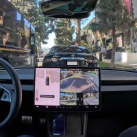 倒车、绕行、避让，特斯拉 FSD v13.2 完成复杂的从车位驶出操作